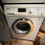Miele Washing Machine White Miele 8kg washing machine. In good condition, works, 10 yrs old now. EC1V - removed for £0