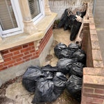 Rubble + plasterboard 11 bags rubble (fragments of plaster, old lime plaster, dirt), 5 bags of wooden laths (lightweight strips of wood) + some broken sheets of plasterboard and a bag of plasterboard fragments.
Please be careful when lifting them out, as it’s easy to knock the masonry on the front of the house. 🙏 E15 - removed for £130