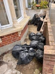 Rubble + plasterboard 11 bags rubble (fragments of plaster, old lime plaster, dirt), 5 bags of wooden laths (lightweight strips of wood) + some broken sheets of plasterboard and a bag of plasterboard fragments.

Please be careful when lifting them out, as it’s easy to knock the masonry on the front of the house. 🙏 E15 - removed for £130