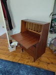 Moving out Moving out next tuesday, urgent ! 

I have one table + 4 wooden chairs, one couch, two bookshelves and one secretary, all on good conditions (small stains but otherwise perfectly fine !) SL5 - removed for £195