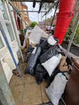 light bags and insulation off cuts of insulation, 2 pallets, a few off cuts of plasterboards ect. black bags are mainly light. there are about 5 bags which are heavy with off cuts of tiles.  some bags are really ligjt with palstic / polystyrene. E17 - removed for £130